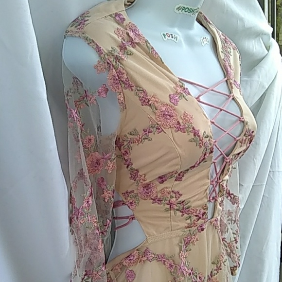 No name dress - Picture 2 of 4